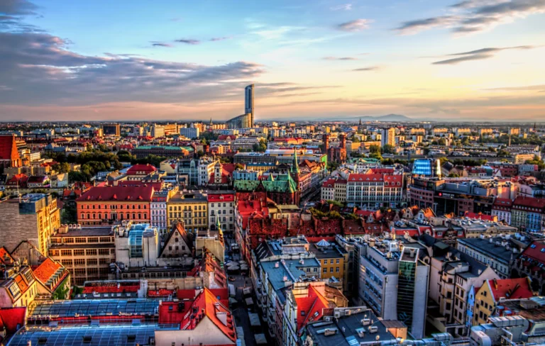 Panorama Wrocławia ze Sky Tower o zachodzie słońca